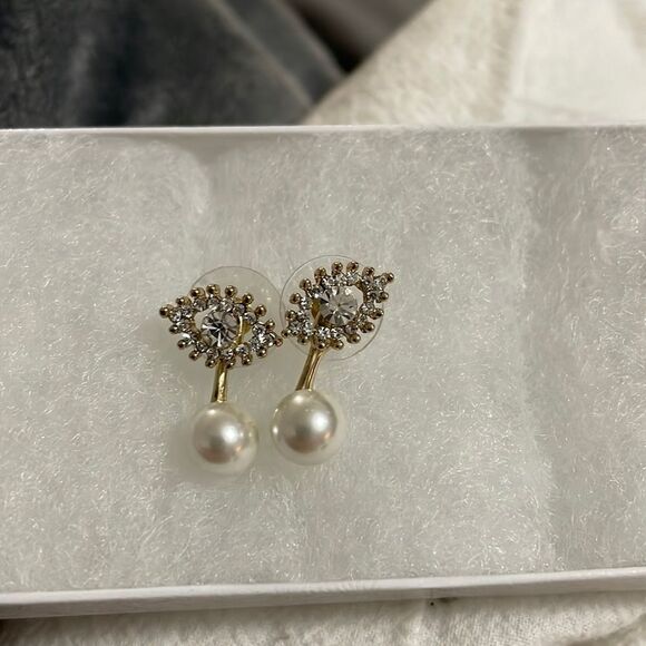 Beautiful Faux Pearl Fashion Earrings - Picture 1 of 2